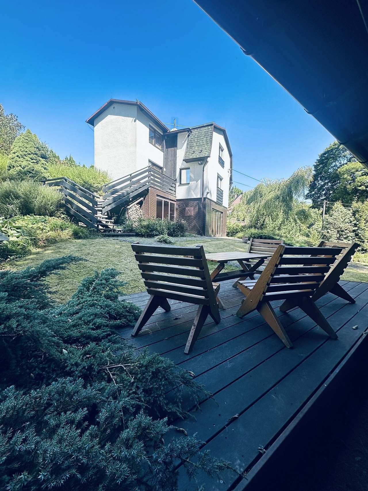 posezení s výhledem na chatu