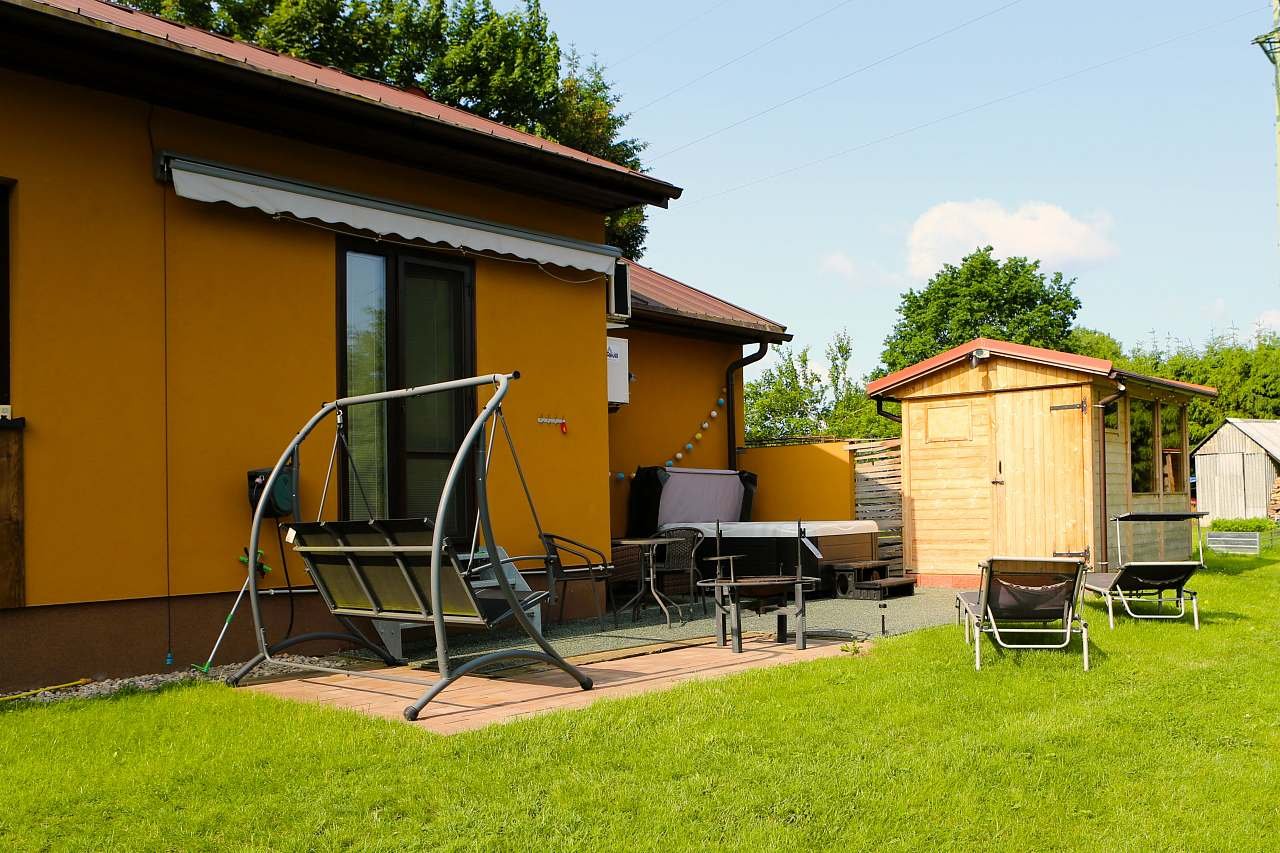Posezení za domem vířivka, sauna