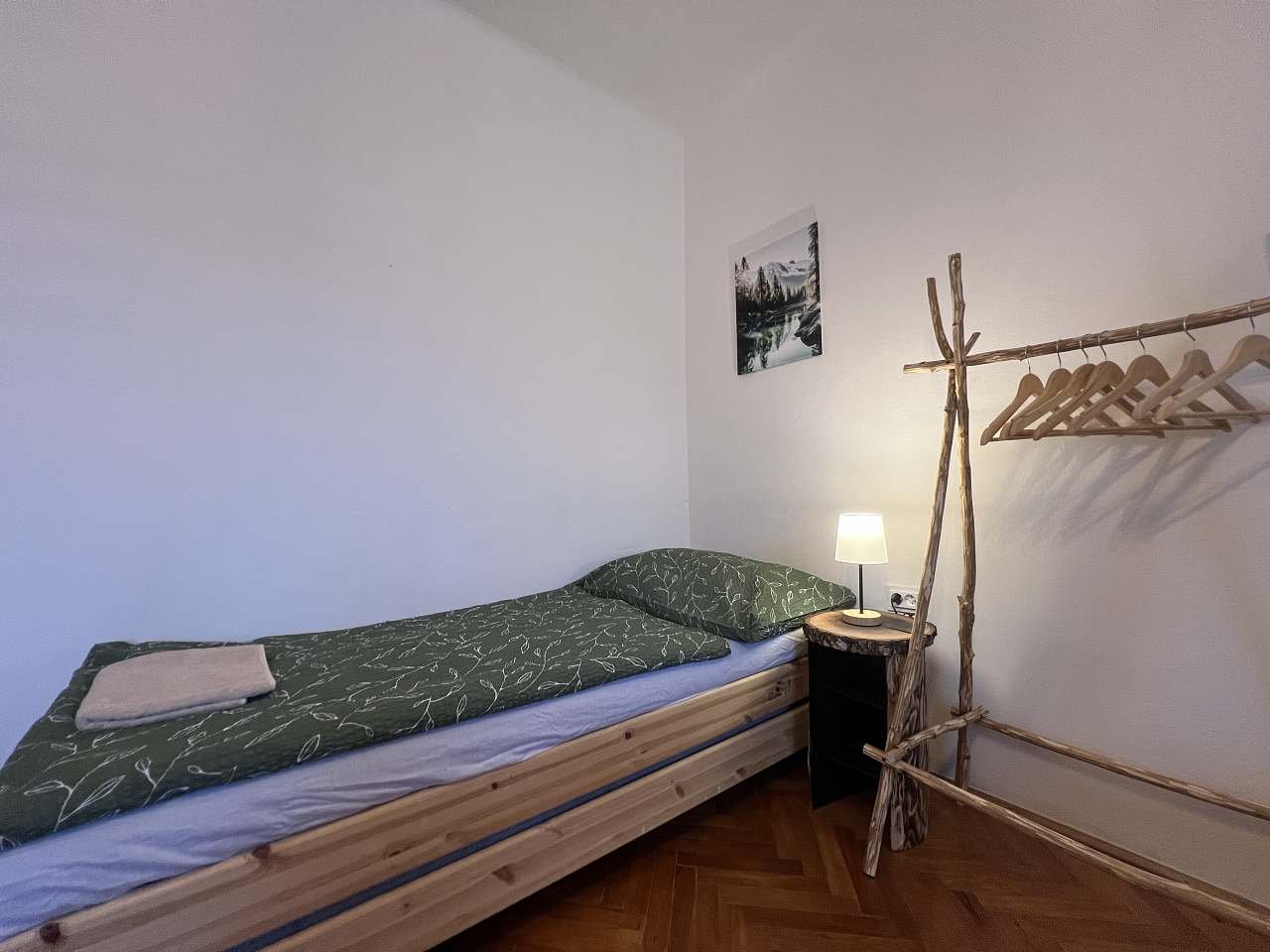 Postel s nočním stolkem a lampičkou