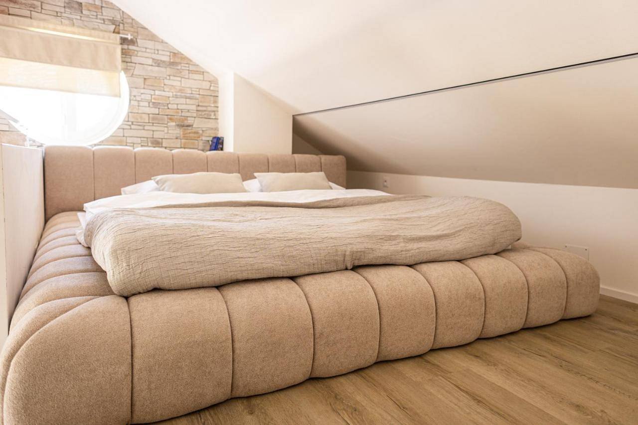 Postel v mezonetovém apartmánu