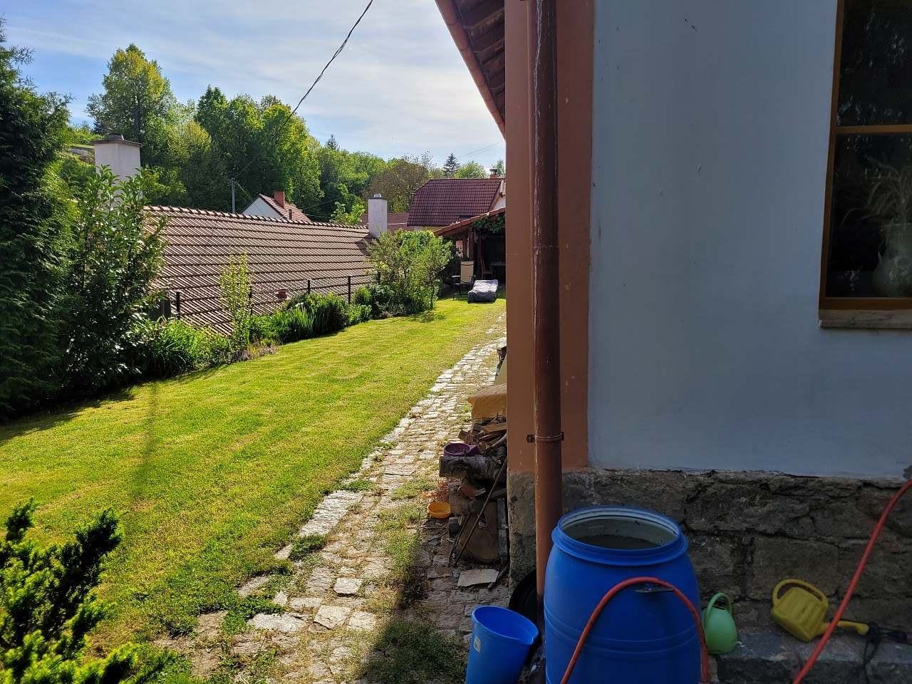 příchod k chalupě