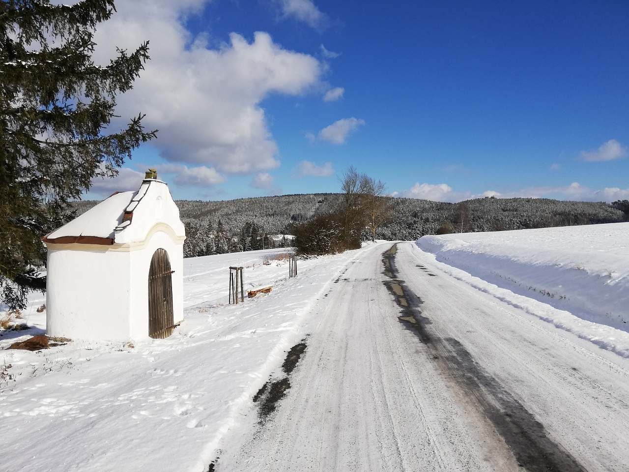 příjezdová cesta do vesnice Brdo