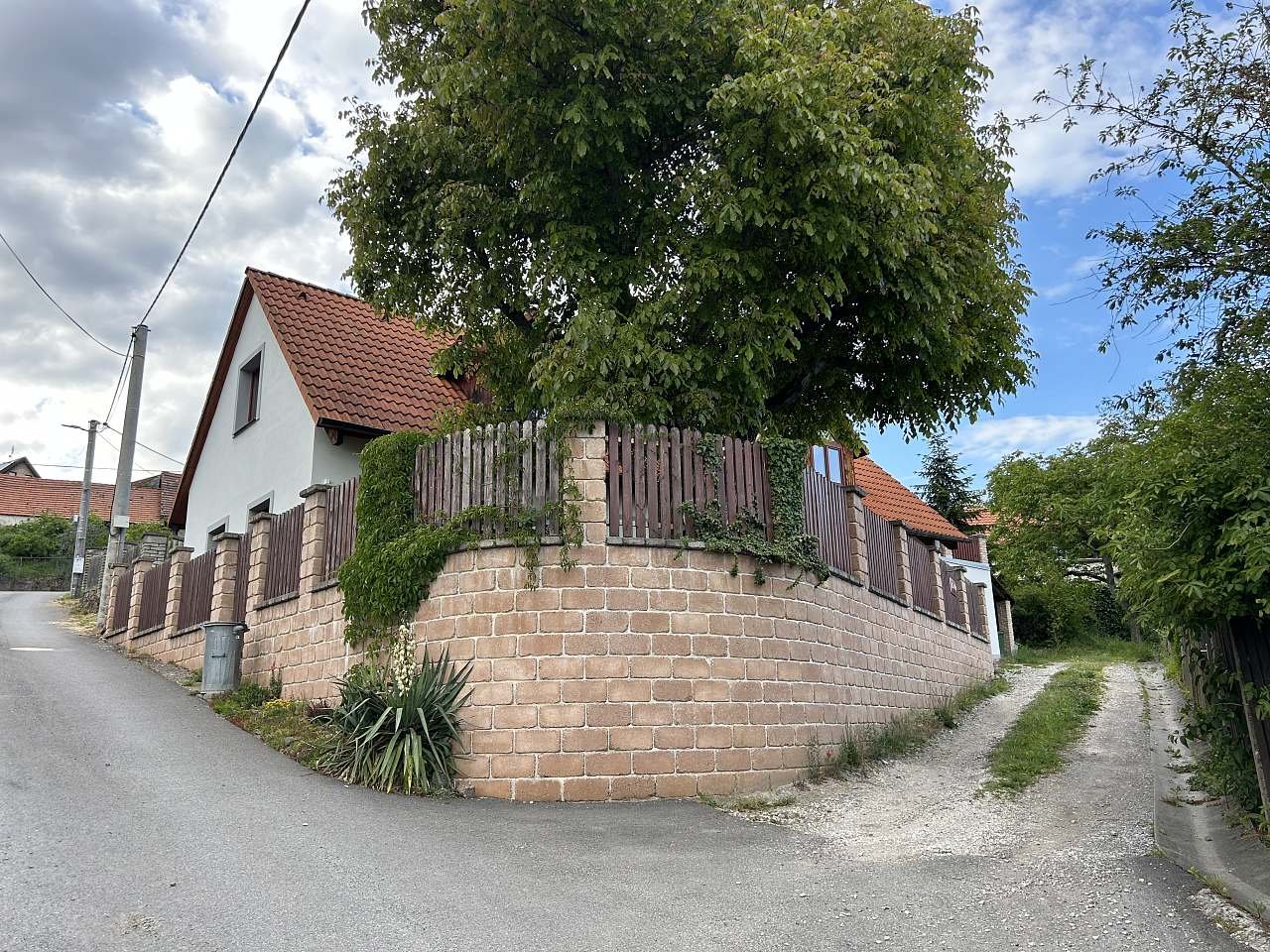 Příjezdová cesta k domu