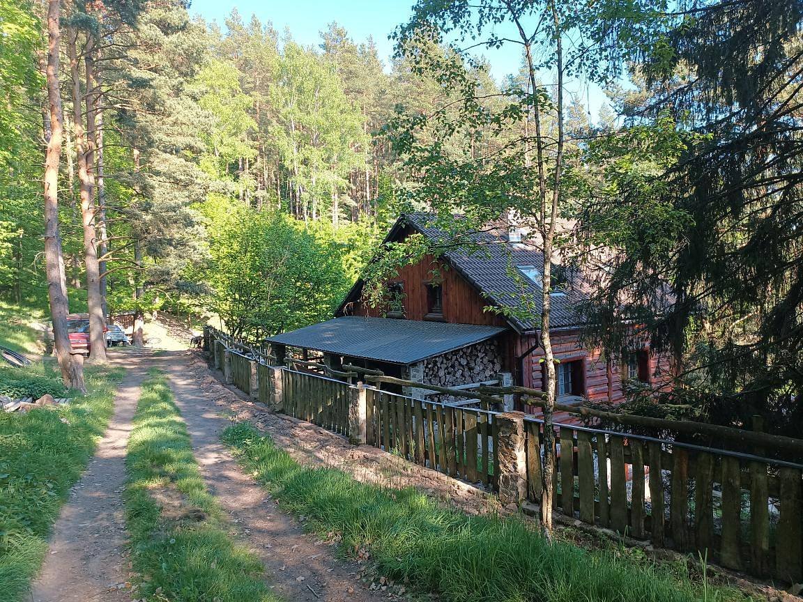 Příjezdová cesta k Hadovu