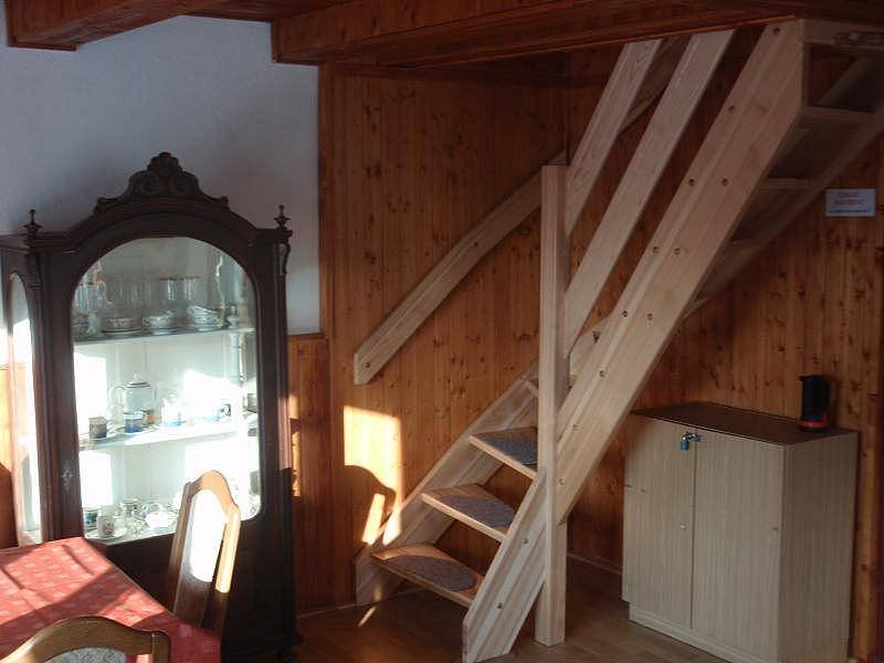 přízemí - obývací pokoj, schody do patra