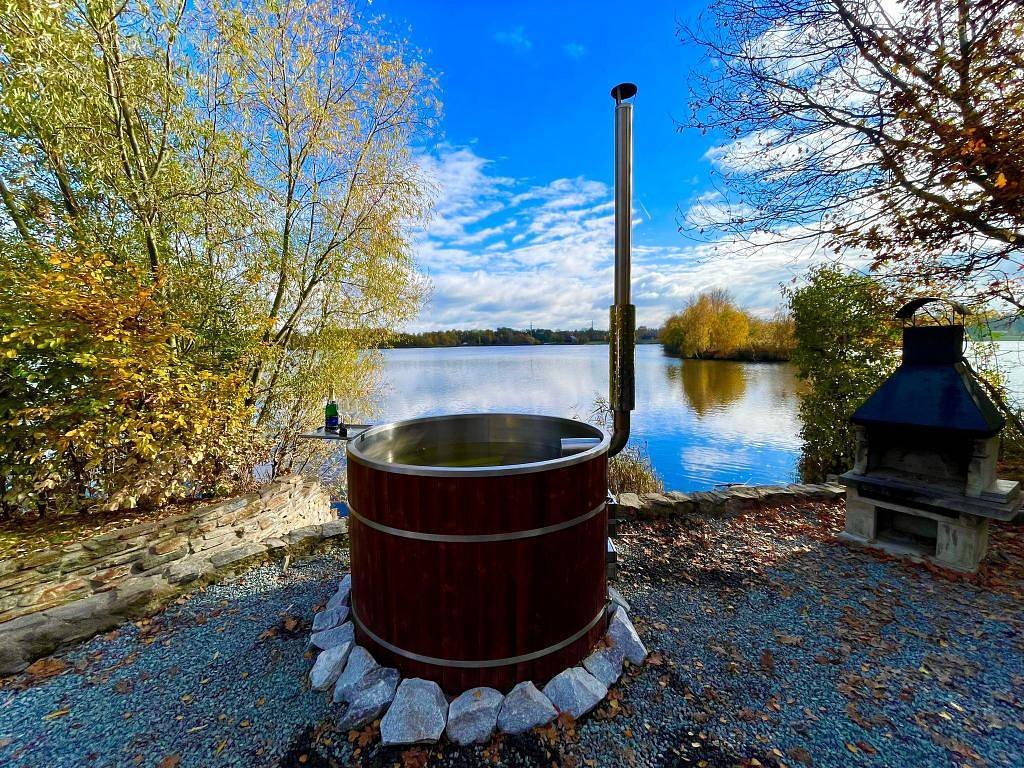 Pronájem pozemku s koupacím sudem a grilem Wellness Fishing Labe