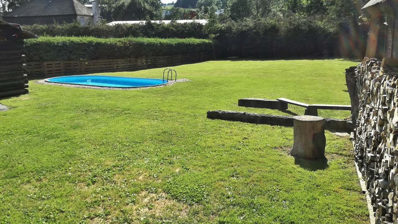 Prostorná a upravená zahrada s bazénem
