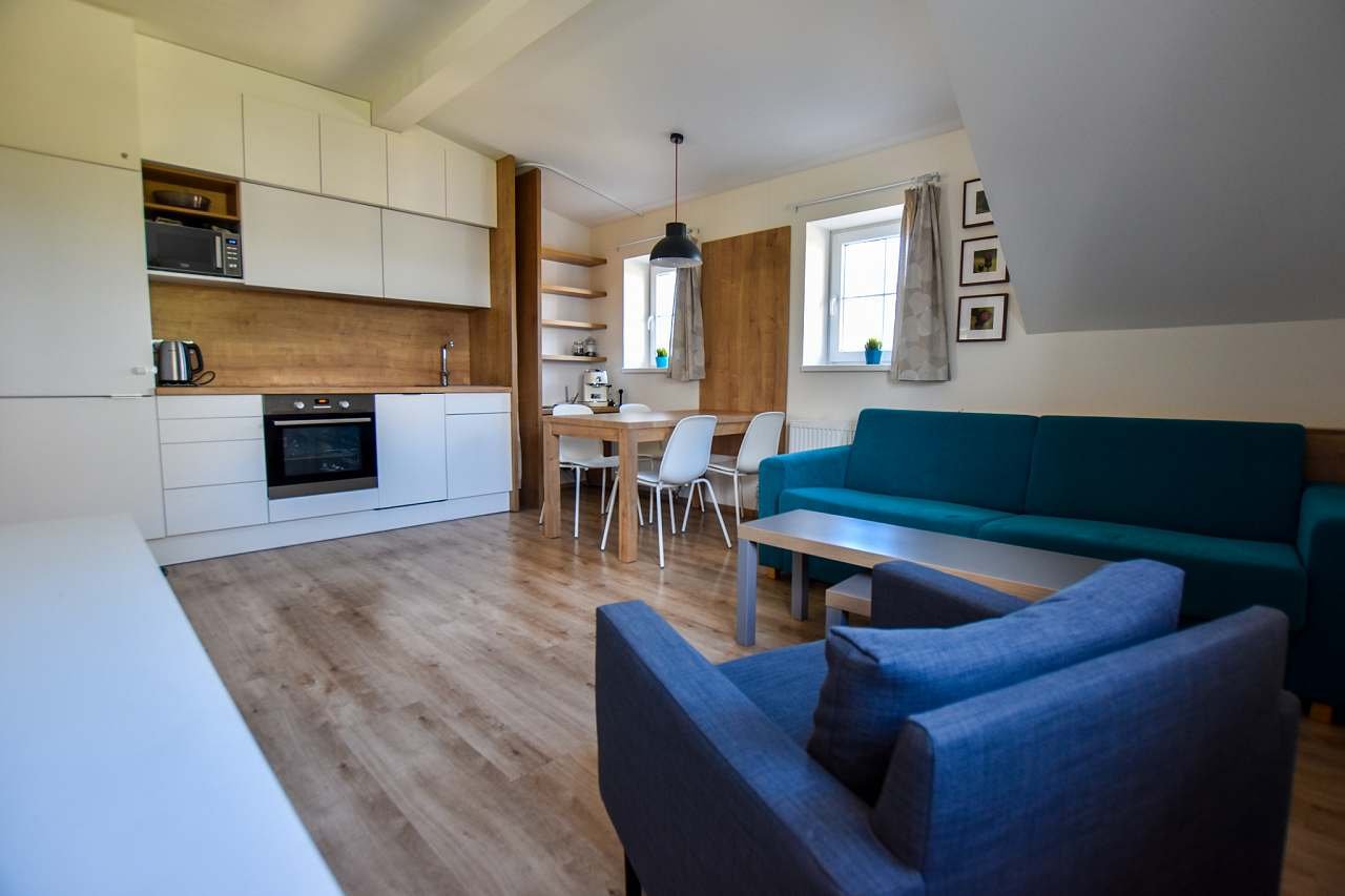 Prostorný obývací pokoj s kuchyňským koutem