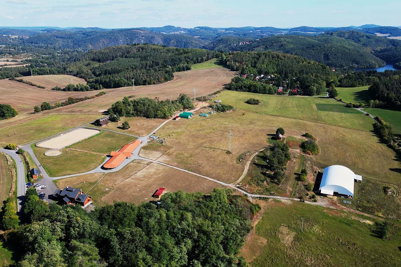 Ranč v Buši z ptačí perspektivy r.2023