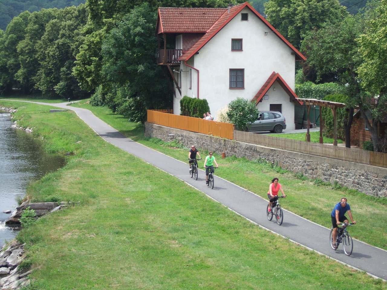 Rekreační dům s cyklostezkou a řekou Moravicí
