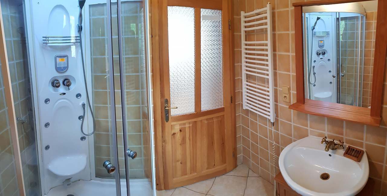 Roubenka čp 135: koupelna v podkroví s parním saunou, infrasauna je v přízemí