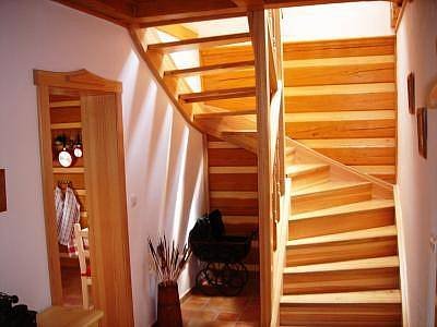 ROUBENKA čp 135: schody do podkroví - 3 ložnice 10 lůžek, koupelna, parní sauna