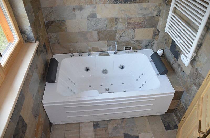 ROUBENKA čp 145: koupelna v podkroví s luxusní hydromasážní vanou
