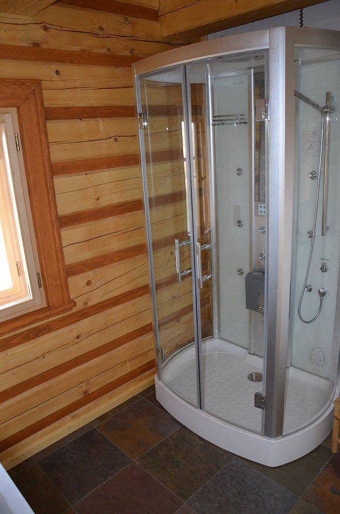 ROUBENKA čp 145: koupelna v přízemí s parním saunovým boxem, pračkou