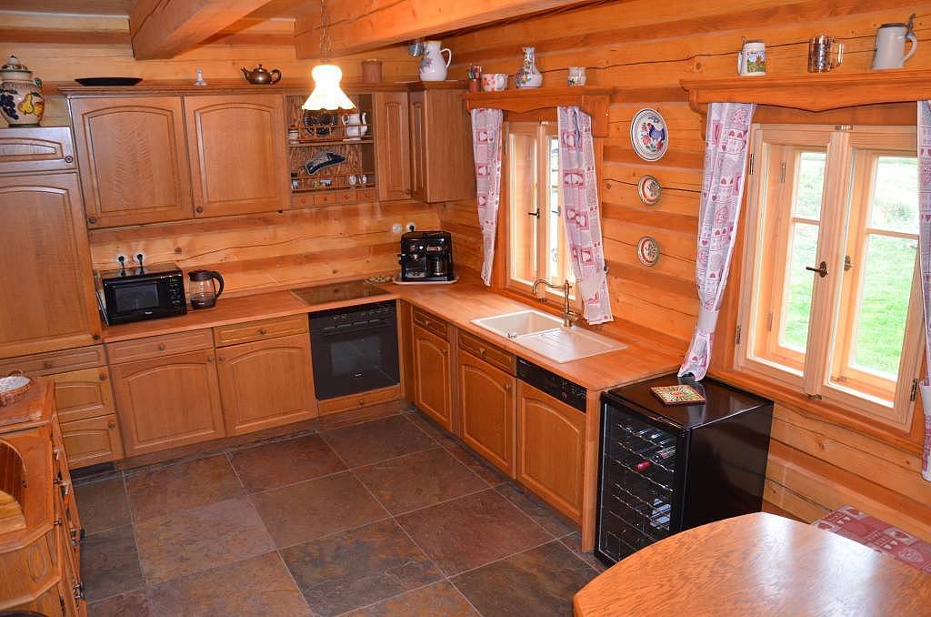 Roubenka čp 145 - plně vybavená dubová kuchyně, stůl lze rozložit až pro 14 osob
