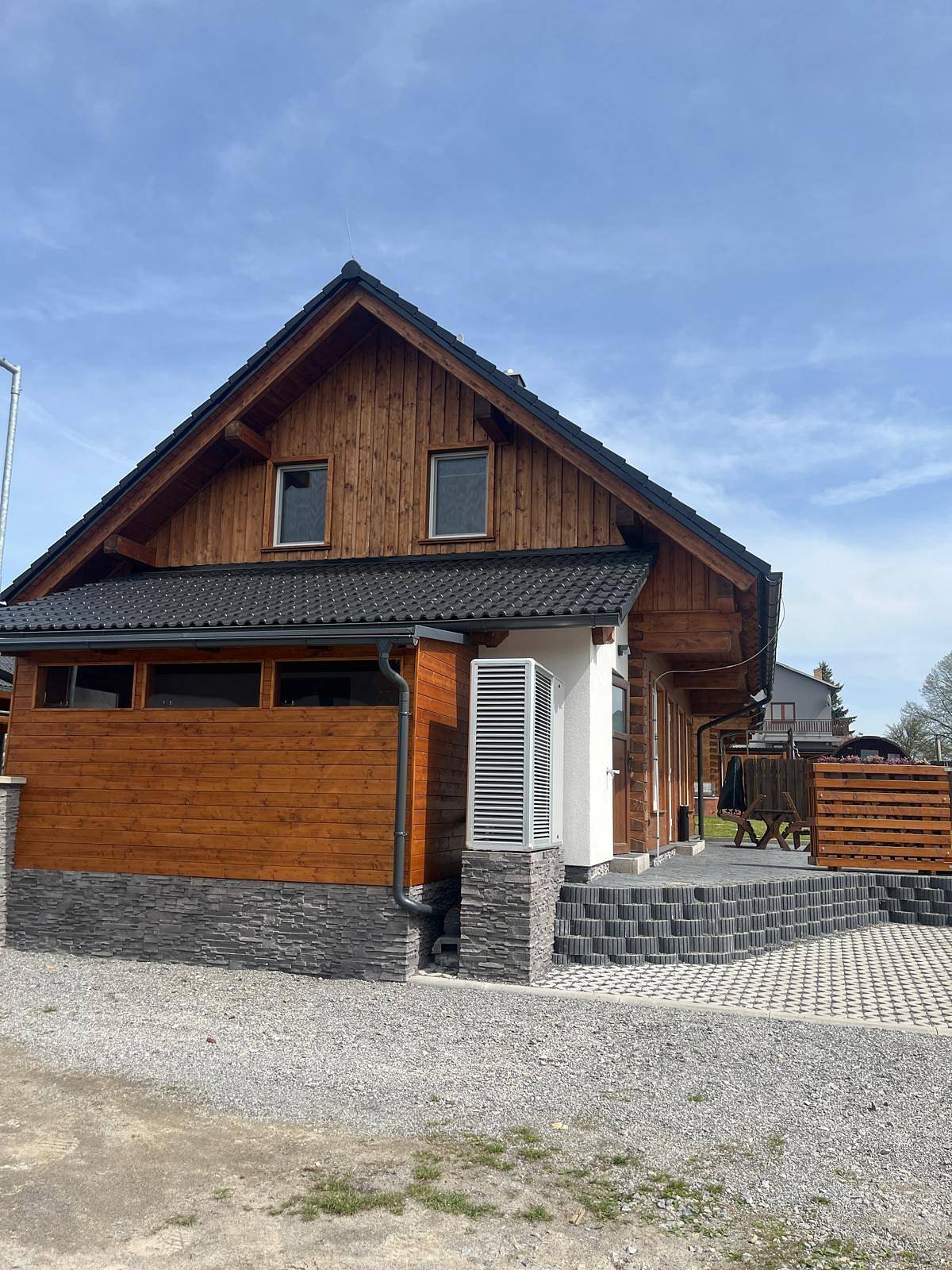Roubenka Olešná - pohled od parkovacích míst