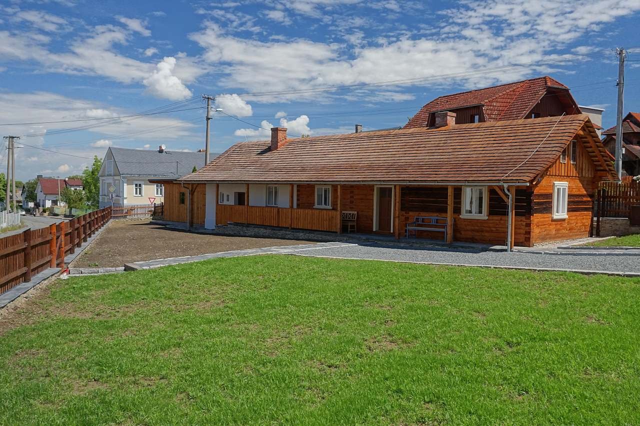 Roubenka u kostela
