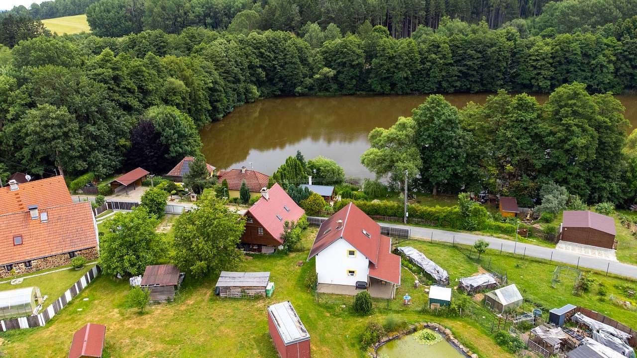 Domek u rybníka - Labuť
