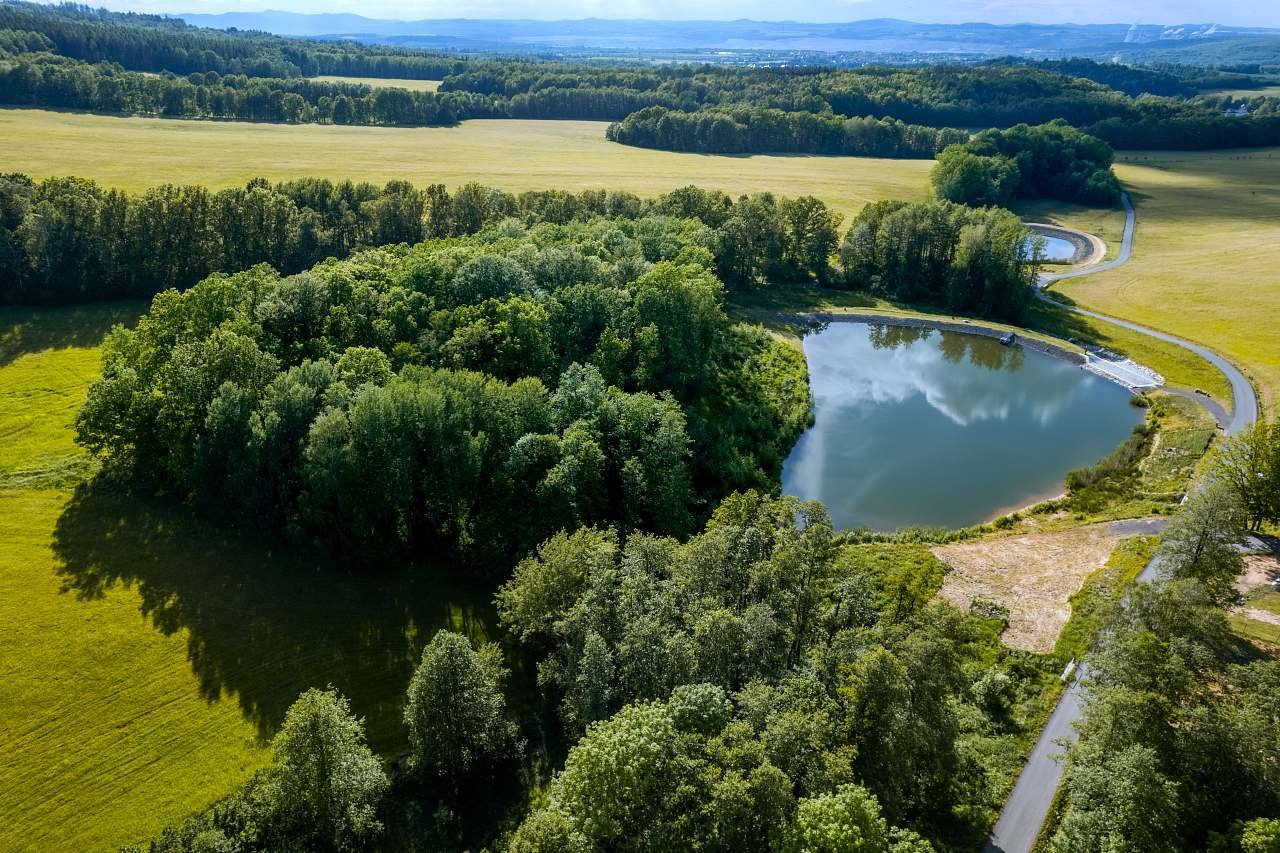 rybníky na hranici pozemku
