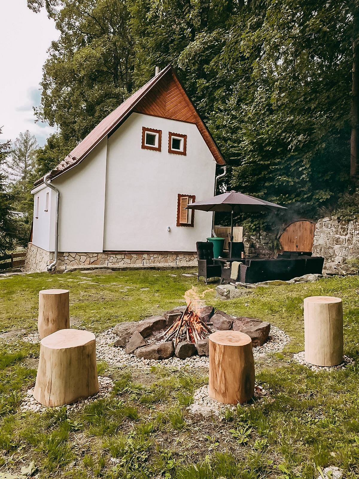 S ohništěm a posezením venku