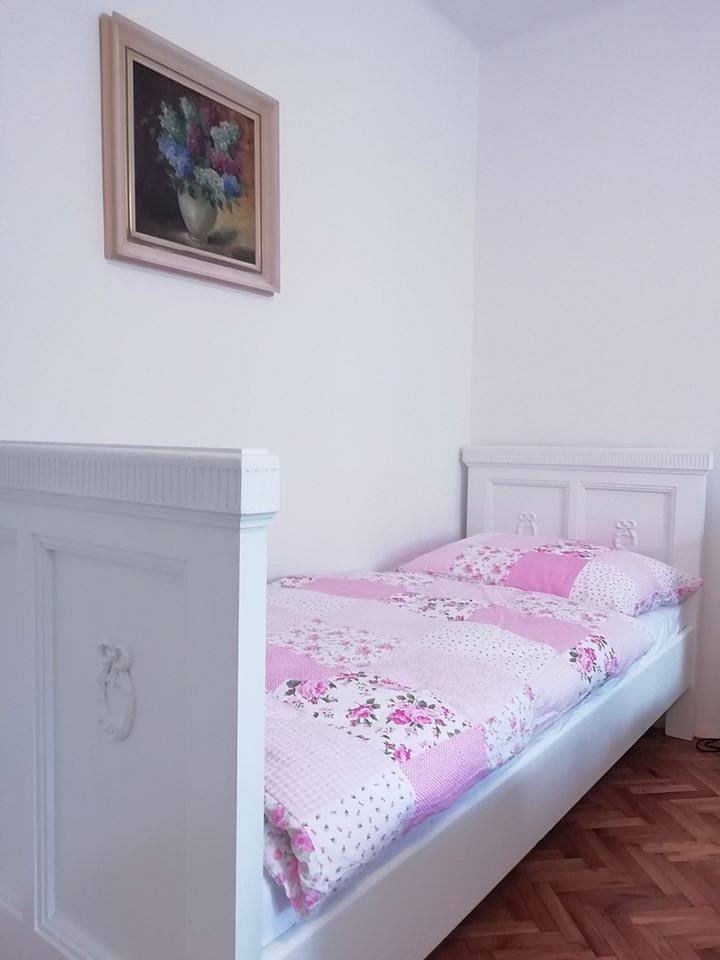 Samostatná postel v ložnici