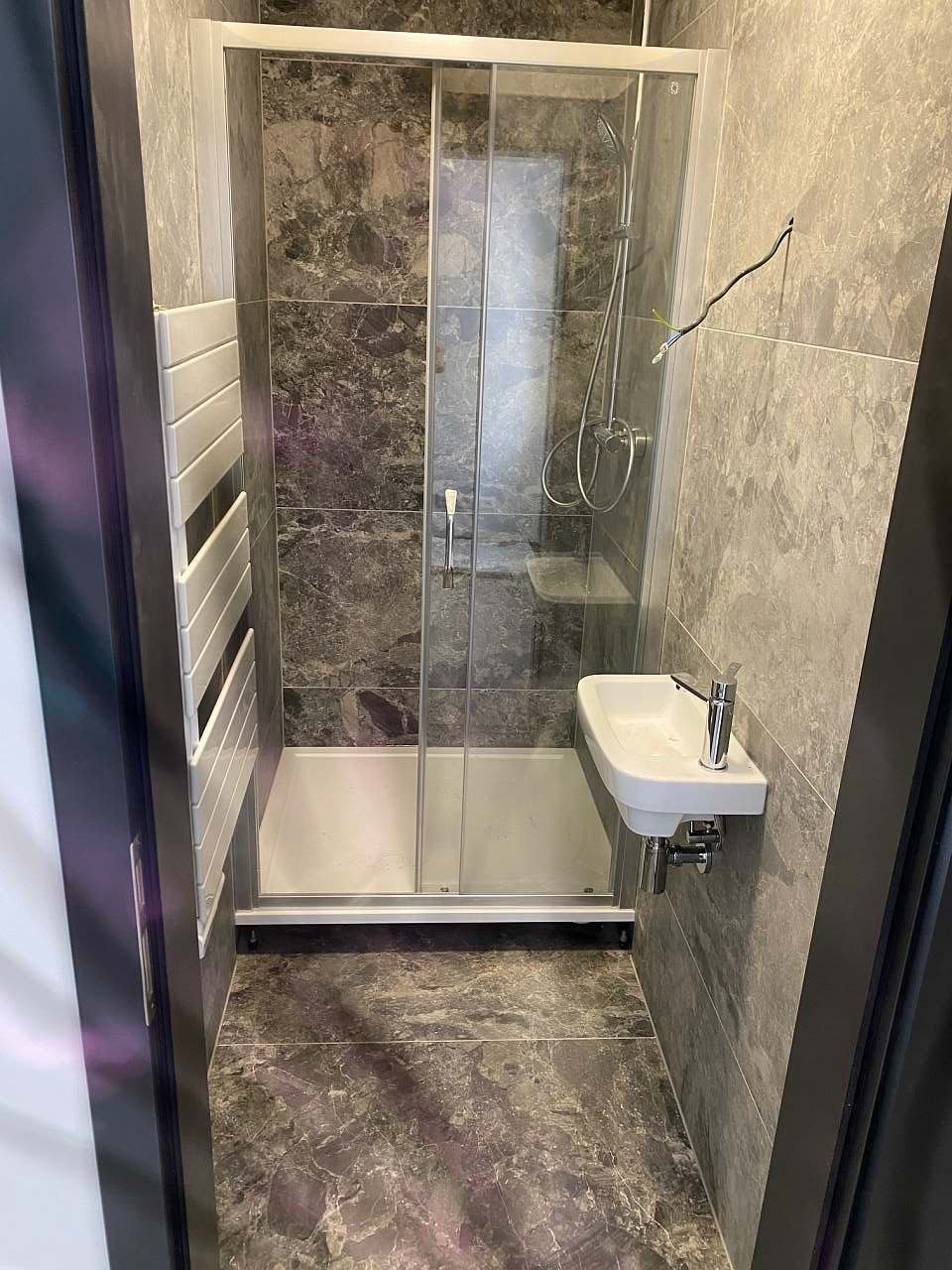Samostatný sprchový kout k dvoulůžkové ložnici přízemí
