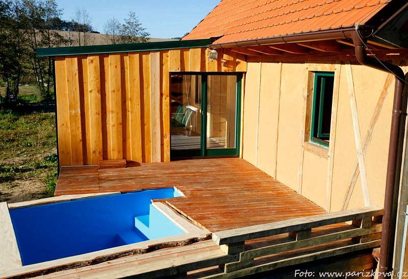 Sauna má vlastní vnější terasu s bazénkem