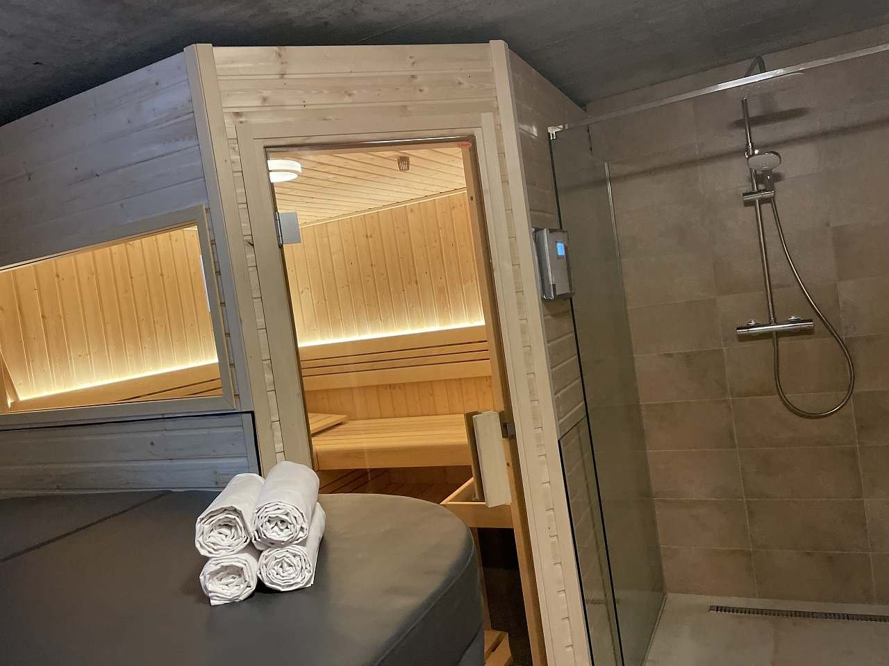Sauna s vířivkou a sprchou v suterénu