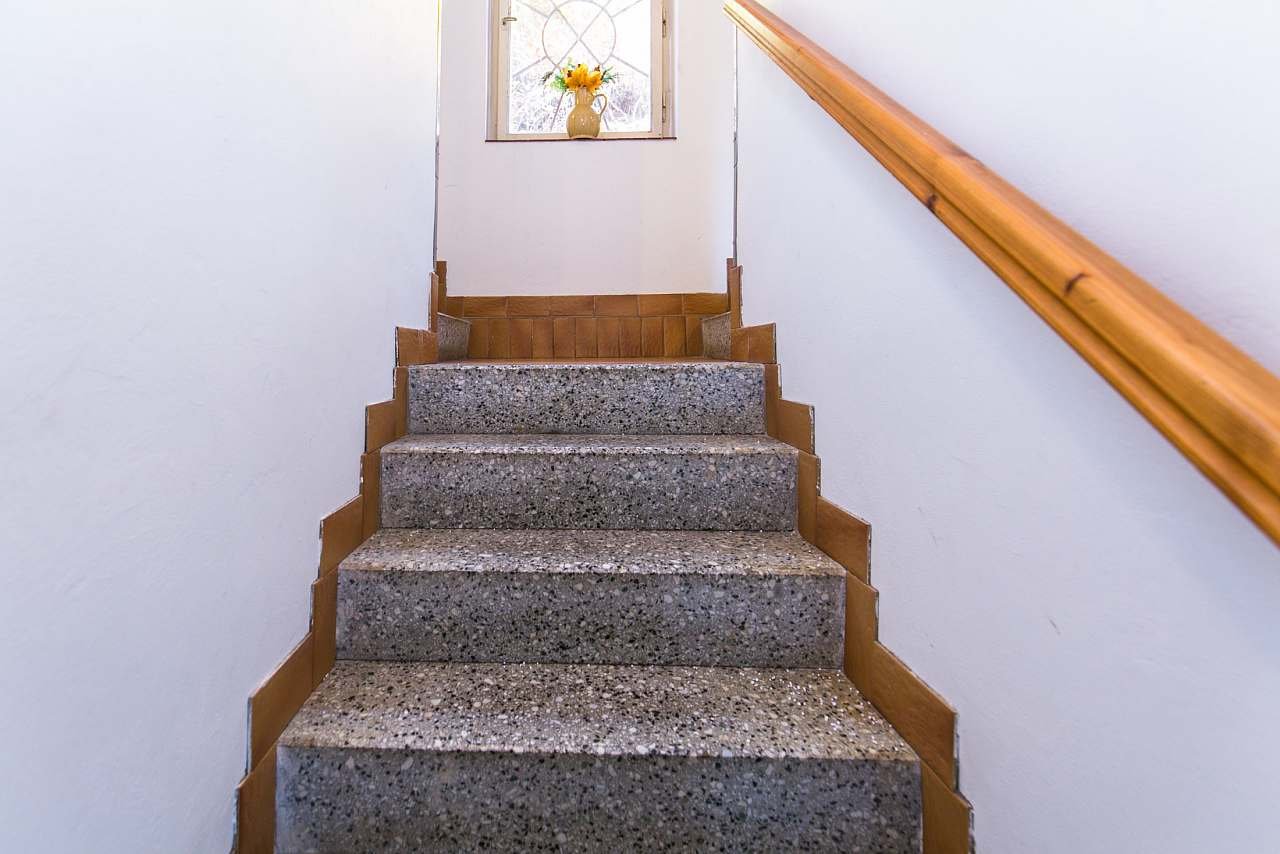 schody vedoucí k pokojům Chaty Retro