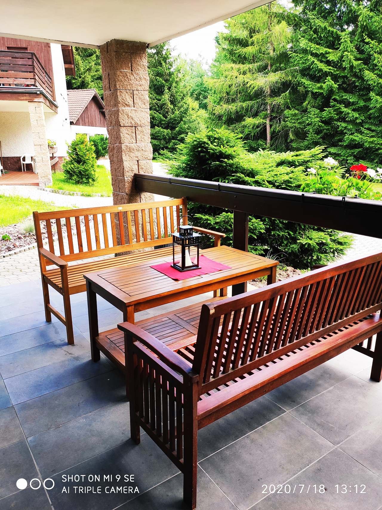 Sezení u apartmánu v přízemí