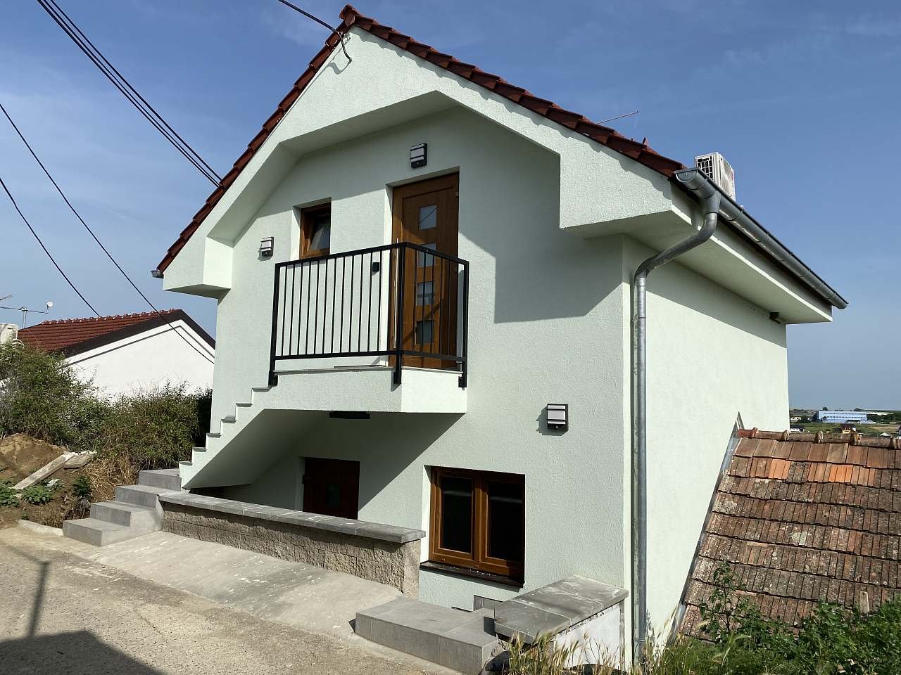 Sklep se apartmánem a studiem s balkonem - pohled ze zadní strany