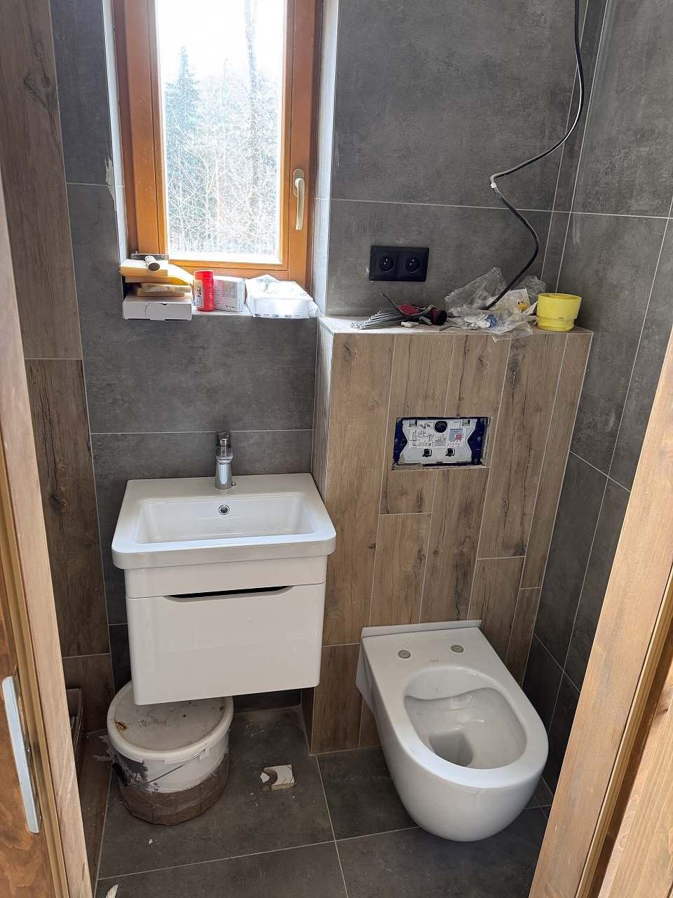 Spodní koupelna se sprchou před finálním dokončením.