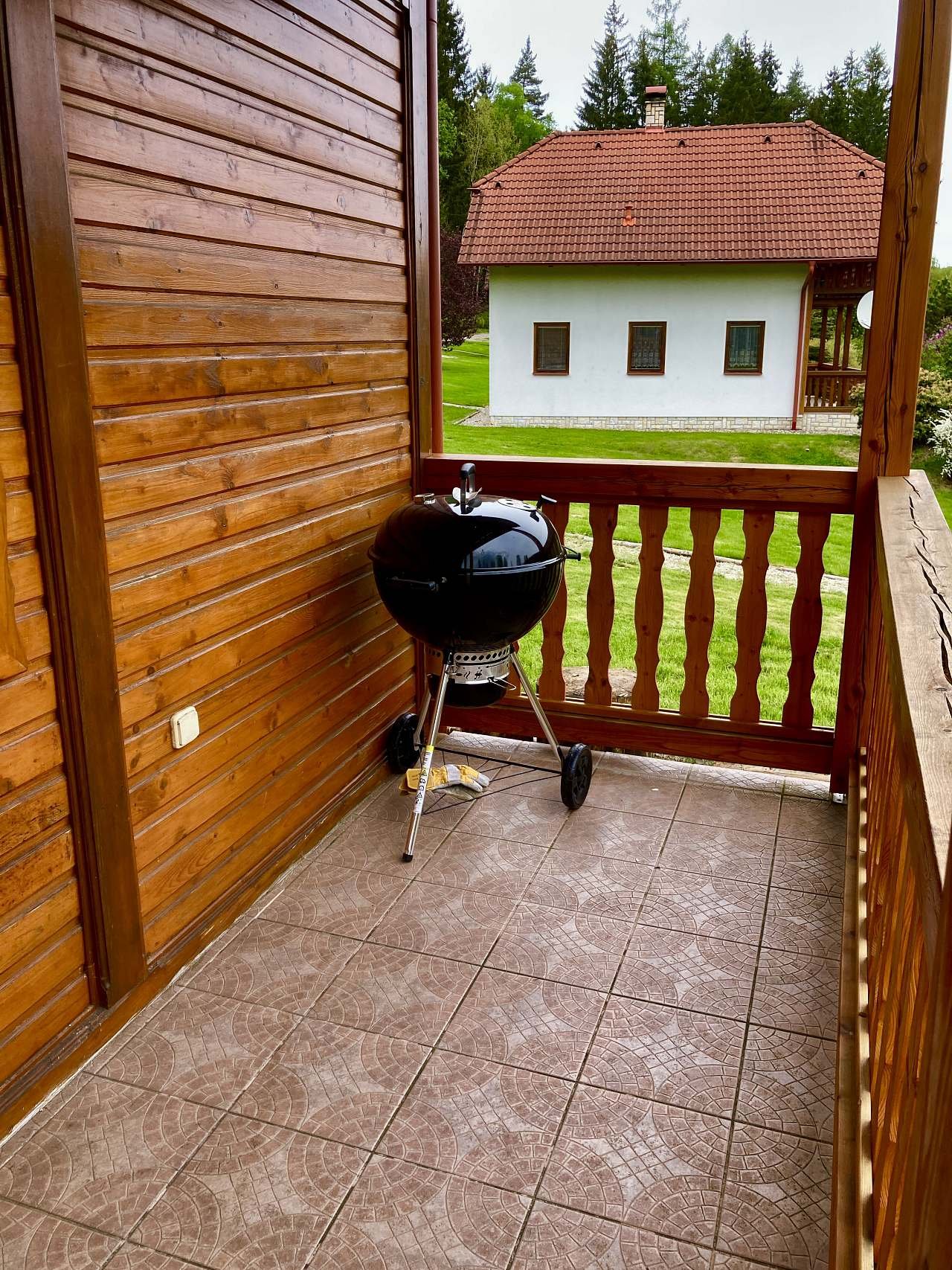 Spodní terasa s venkovním grilem
