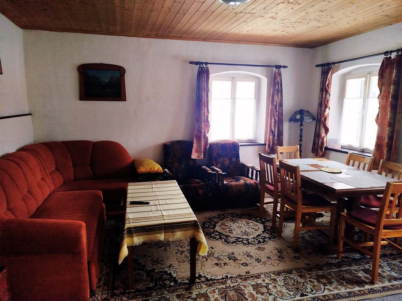 Společenská místnost s jídelním koutem