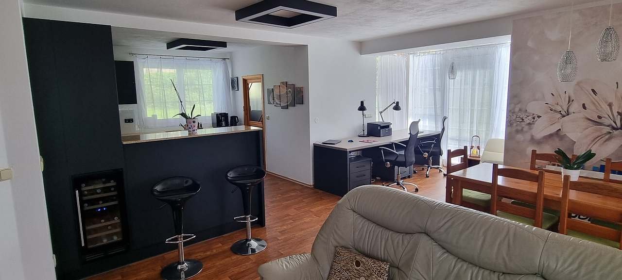 Společenská místnost s kuchyní