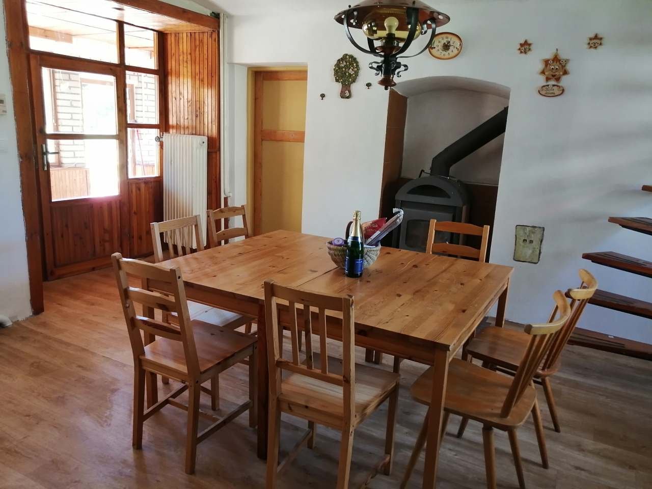 Společenská místnost s kuchyní