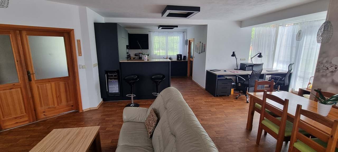 Společenská místnost s kuchyní