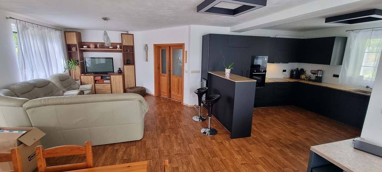 Společenská místnost s kuchyní