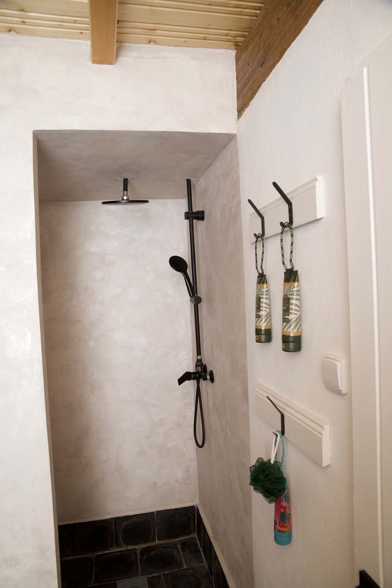 Sprcha v přízemí u sauny a vířivky