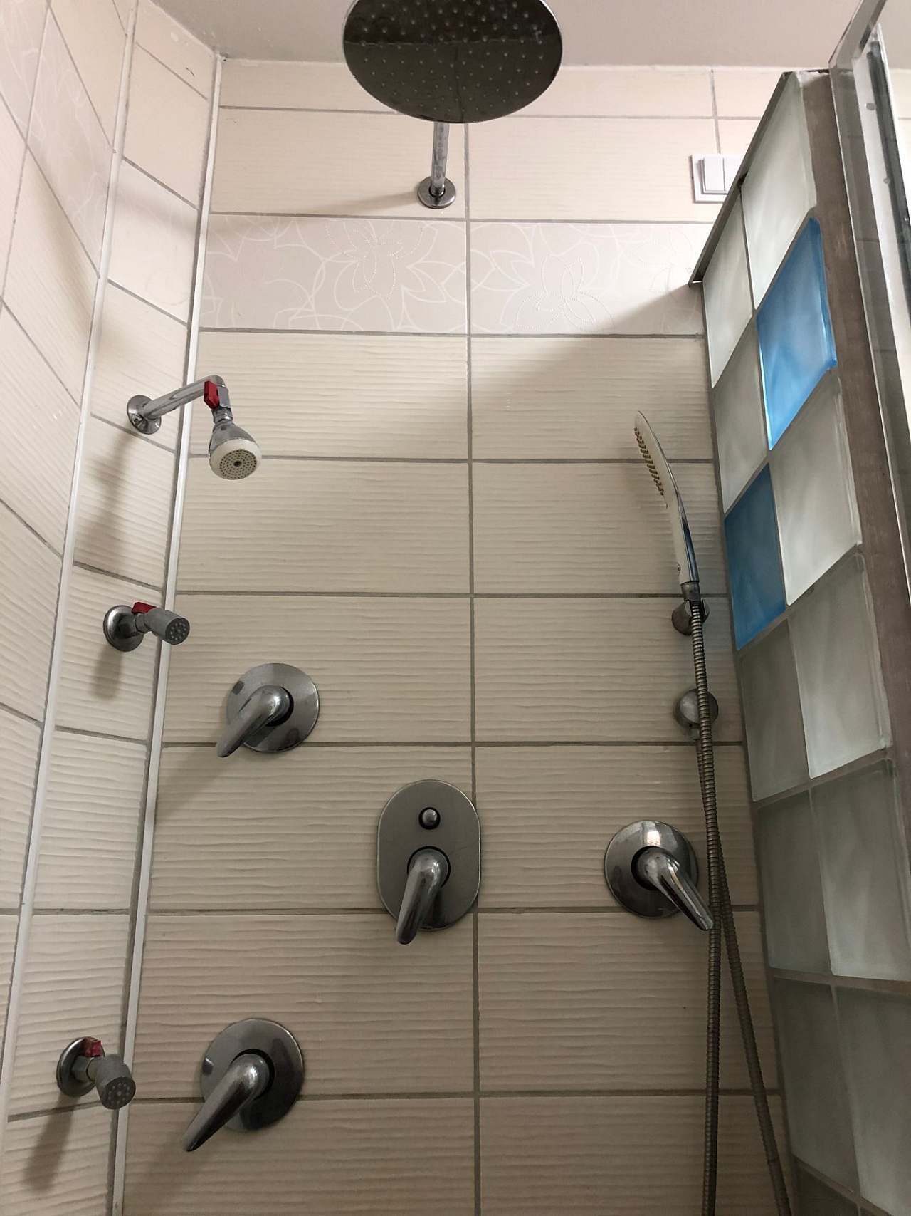 Sprchový kout s masaznimi tryskami