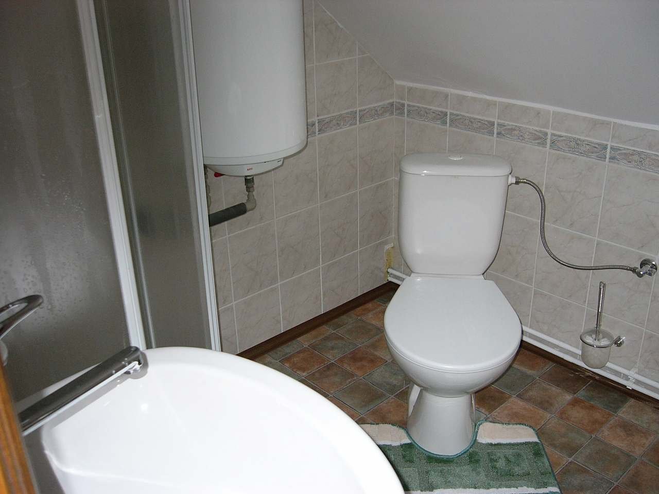 Standardní koupelna u ložnic - 3x.