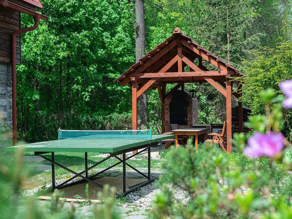 stůl na ping-pong a pergola