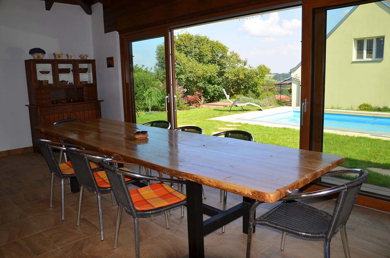 Stůl zahradní kuchyně s výhledem na bazén a pískoviště