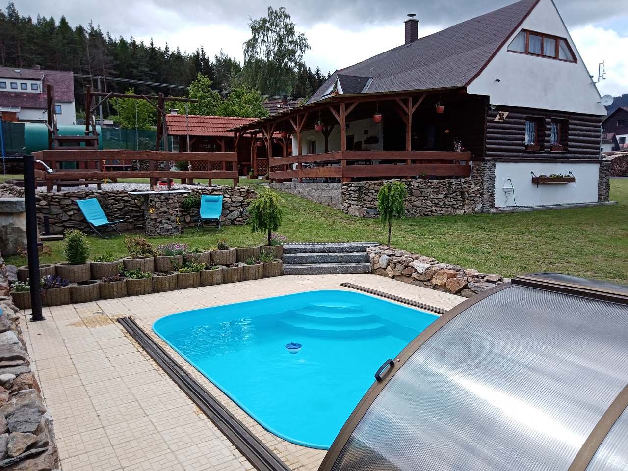 Šumavská chalupa s bazénem a saunou