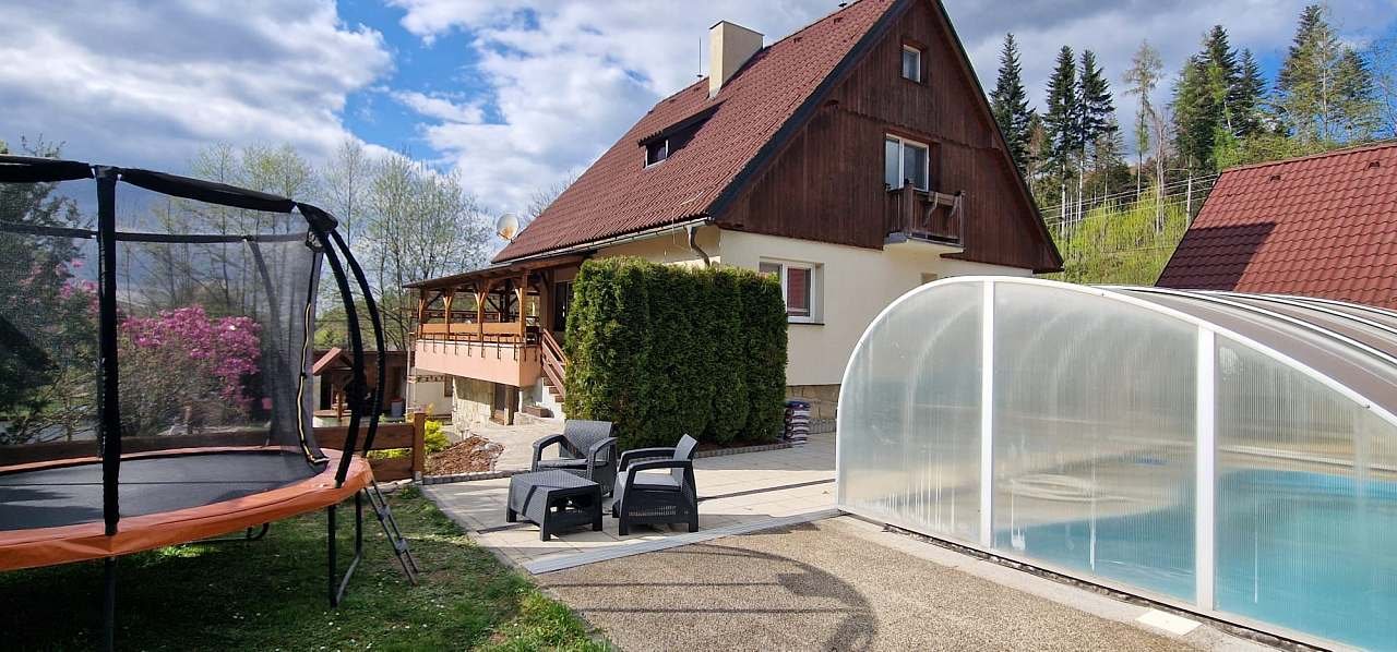 Terasa bazén a trampolína