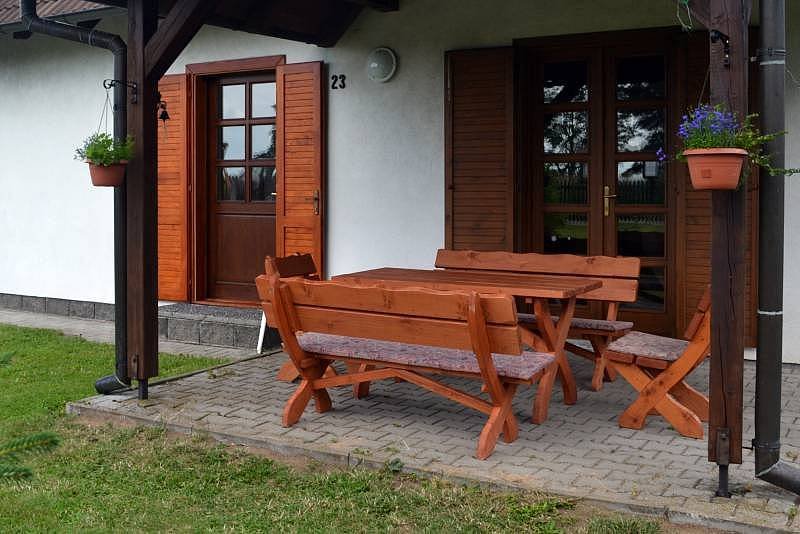 Terasa s dřevěným nábytkem