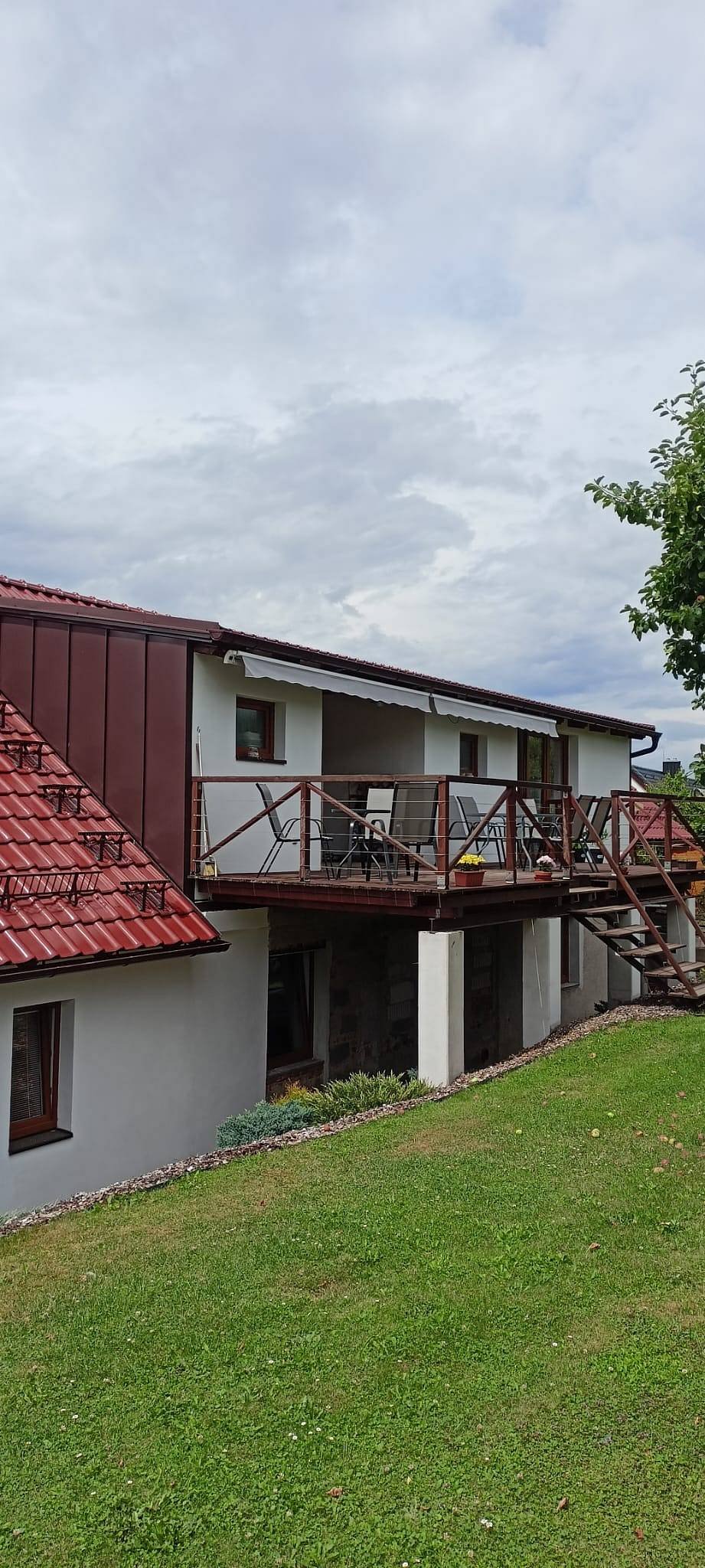 terasa s posezením a markýzou