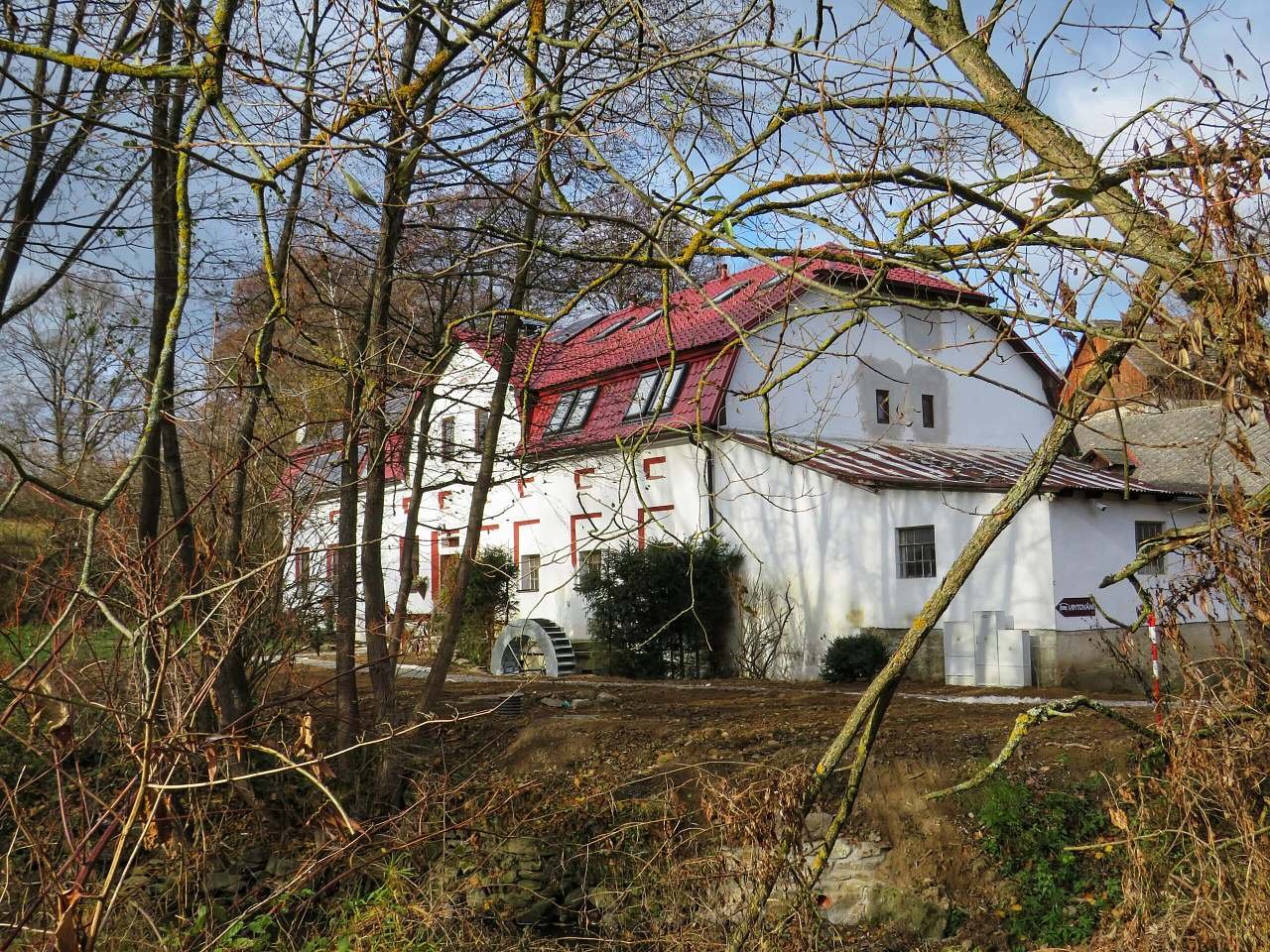 Tichý mlýn přes řeku
