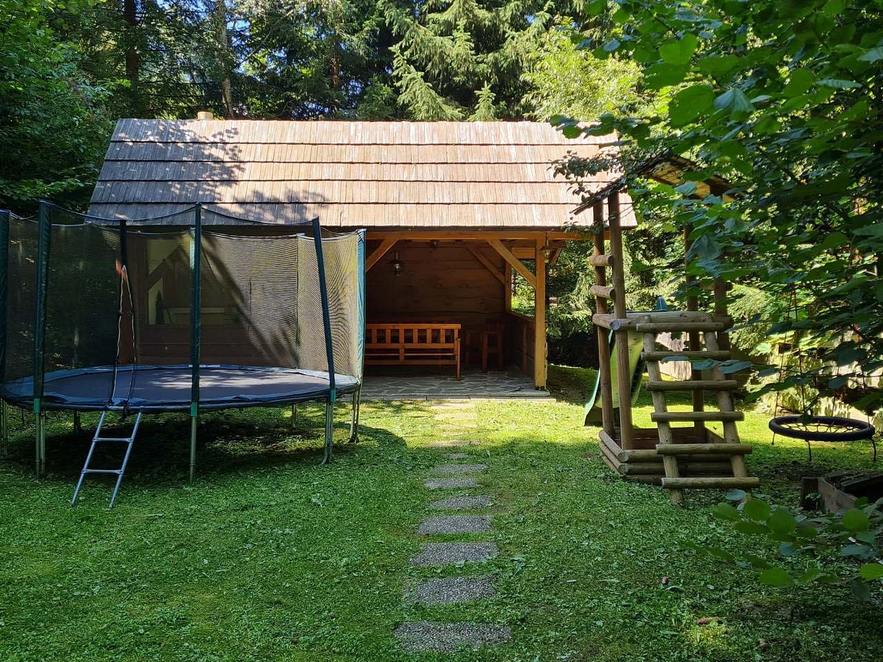 Trampolína a venkovní posezení Chata Pluskoveček