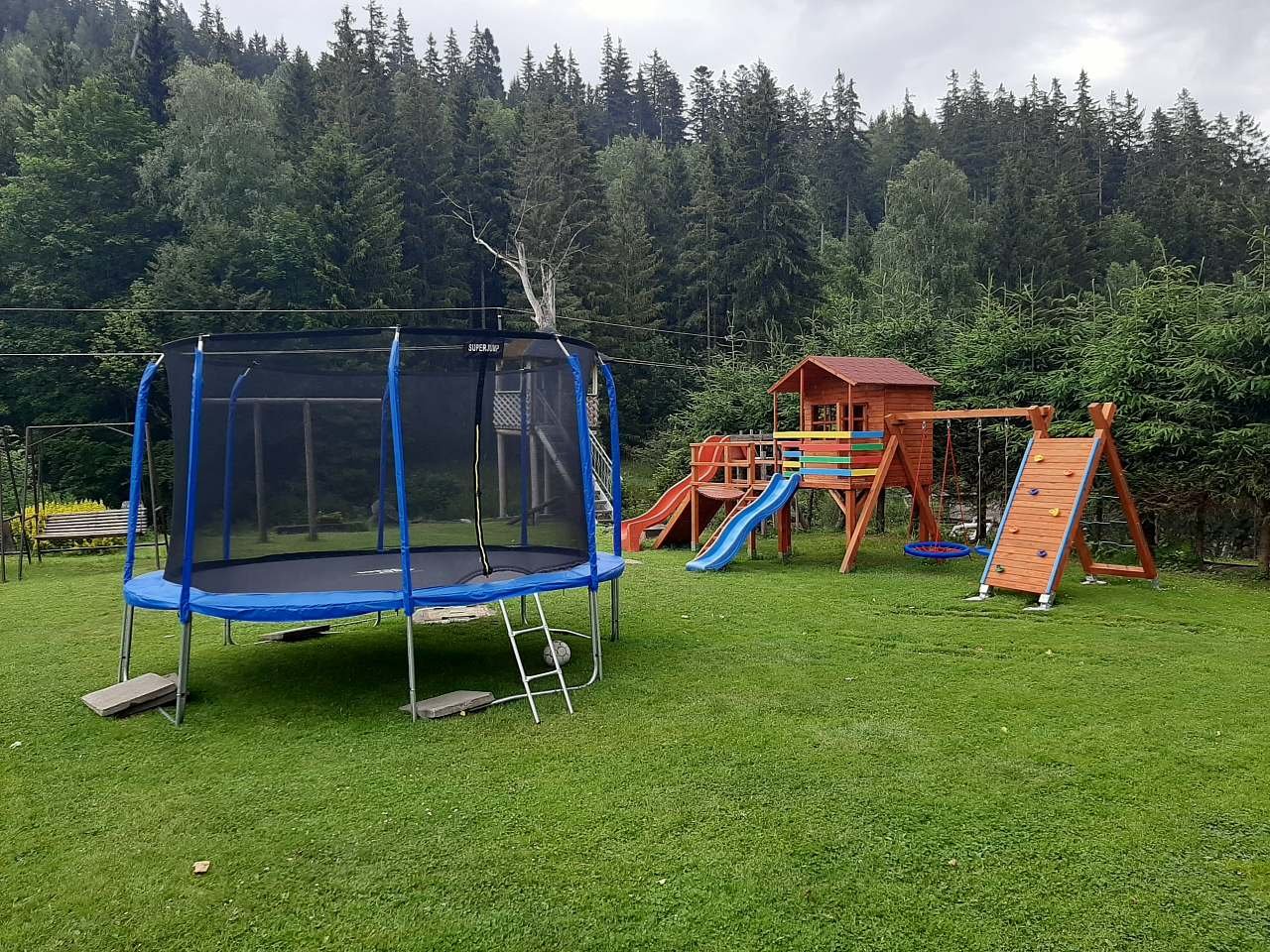 Trampolína, dětské hřiště